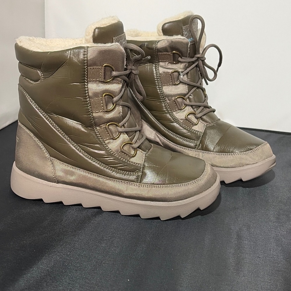 Skechers BOBS Mountain Kiss Boots Olive Taupe Puffer Faux Fur 34355 Womens 6.5